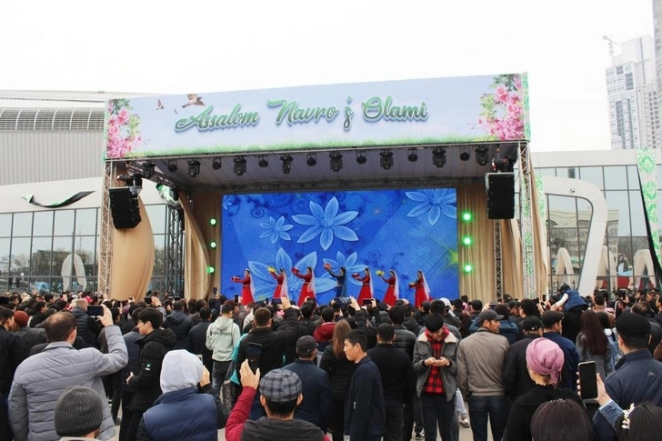 Президент Узбекистана посетил уголок Азербайджана на мероприятии по случаю праздника Новруз - ФОТО