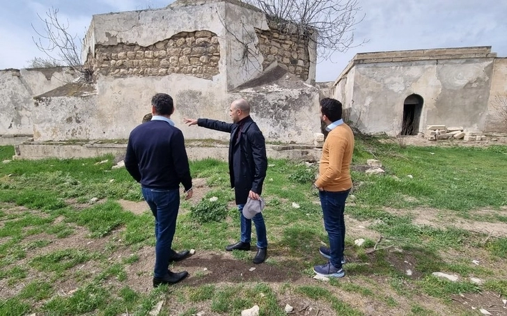 Делегация Израиля ознакомилась с разрушенными армянами памятниками в Агдаме - ФОТО