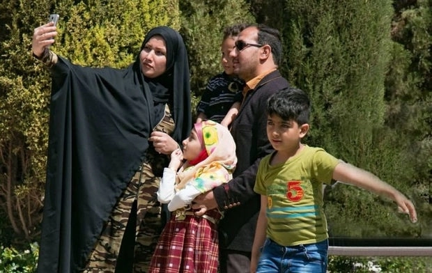 В Иране мужчинам и женщинам запретили гулять в одном парке - ВИДЕО