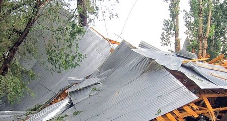 В Тертере сильный ветер снес крышу средней школы
