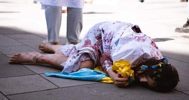 В «окровавленных» белых платьях: в Вене устроили молчаливую акцию против насилия над украинками - ФОТО