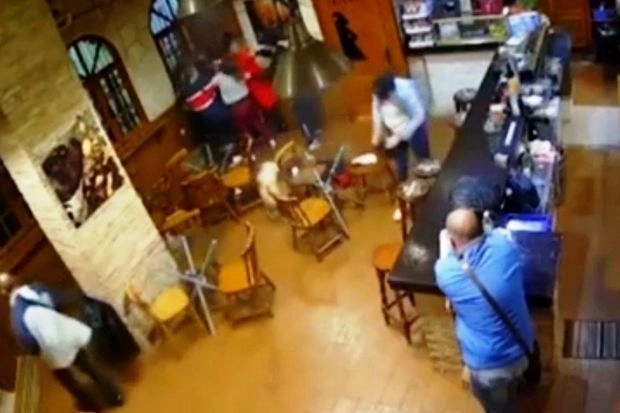 Трое россиян подрались с барменом-украинцем в одном из кафе Италии - ВИДЕО