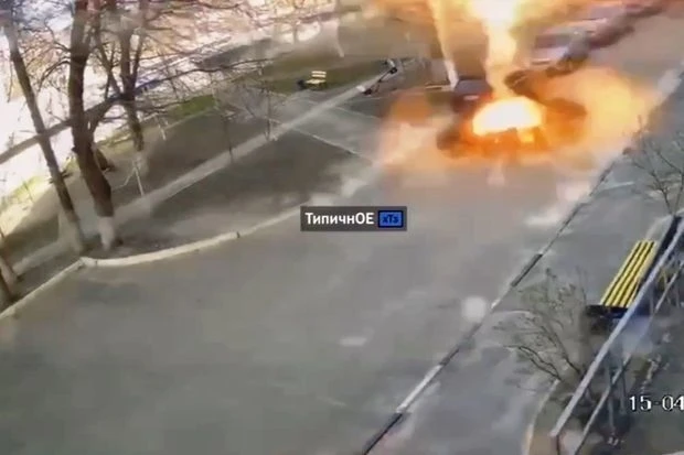 Российские военные бомбят жилой квартал в Харькове - ВИДЕО