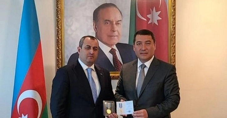 Посол Казахстана вручил юбилейные медали азербайджанским депутатам - ФОТО