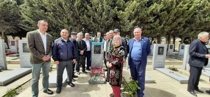 Нашла надгробную плиту и сразу навзрыд залилась слезами… Памяти казаха, который сражался в Карабахской войне