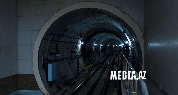 В Бакинском метро две девушки спрыгнули на рельсы и попытались убежать в тоннель
