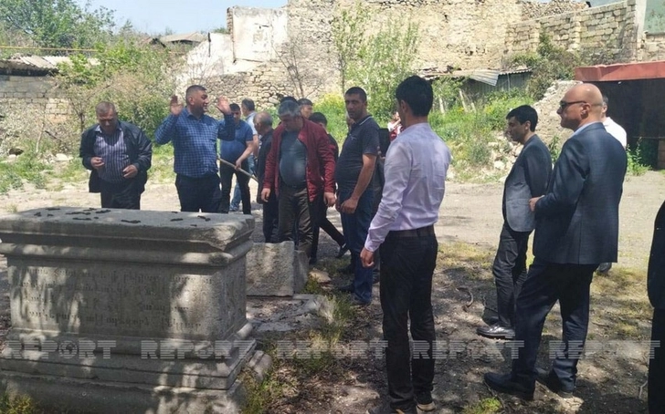 В храме Иоанна в Гадруте обнаружены разрушенные и спрятанные армянами древние надгробия - ФОТО