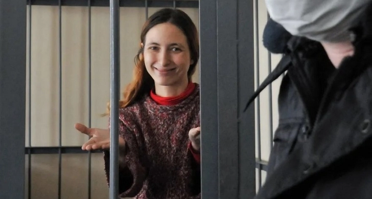 Российская художница две недели находится под арестом из-за антивоенной акции. Ее здоровье ухудшилось