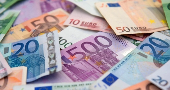 В Азербайджане курс евро снизился до рекордного значения - ФОТО