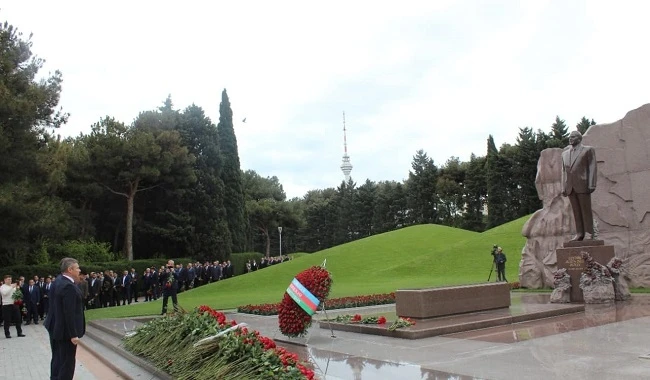 Посол Украины в Азербайджане посетил могилу Гейдара Алиева - ФОТО