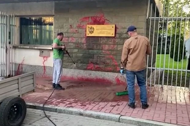 В Москве облили краской табличку посольства Польши - ВИДЕО