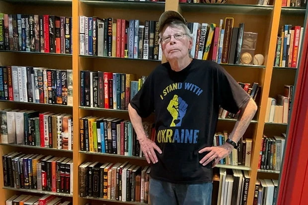 Стивен Кинг похвастался кепкой с желто-голубой надписью Ukraine - ФОТО