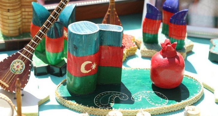 В Баку проходит торгово-выставочная ярмарка изделий, изготовленных из бытовых отходов - ФОТО