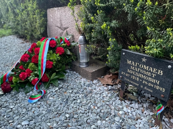 Совет азербайджанцев Польши посетил могилу отца Муслима Магомаева - ФОТО