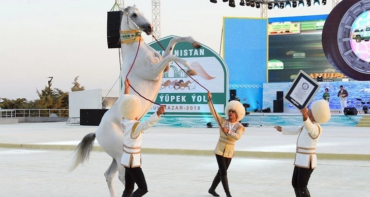 В Туркменистане будет установлен монумент коню Гурбангулы Бердымухамедова