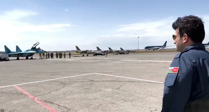 Сельджук Байрактар пролетел над Азербайджаном на военном самолете - ВИДЕО