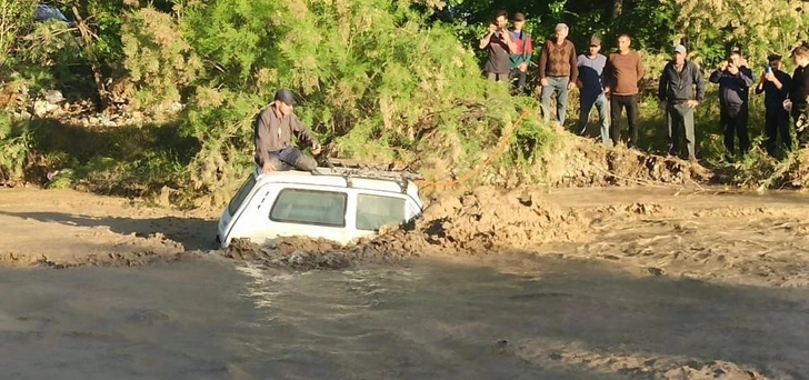 Спасатели вызволили водителя, попавшего под селевой поток в Хачмазе - ФОТО/ВИДЕО