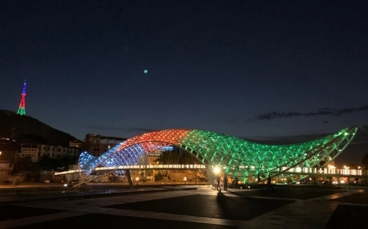 Тбилисская телебашня и «Мост Мира» освещены цветами азербайджанского флага - ФОТО