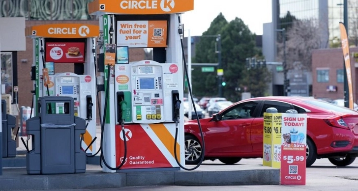 Стоимость бензина на автозаправках в США вновь обновила исторический максимум