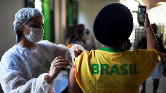 В Бразилии рекомендуют четвертую дозу вакцины от COVID-19