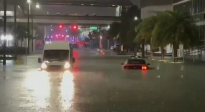 Сильные дожди привели к затоплению в Майами - ВИДЕО
