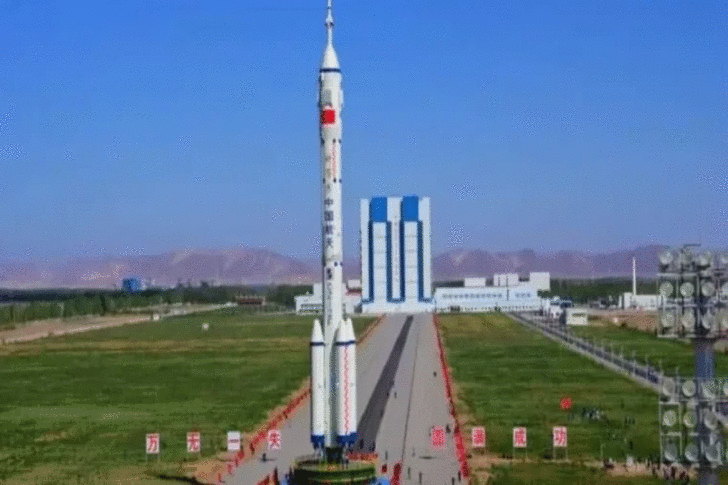 Китай осуществил запуск пилотируемого корабля «Шэньчжоу-14» с тремя космонавтами