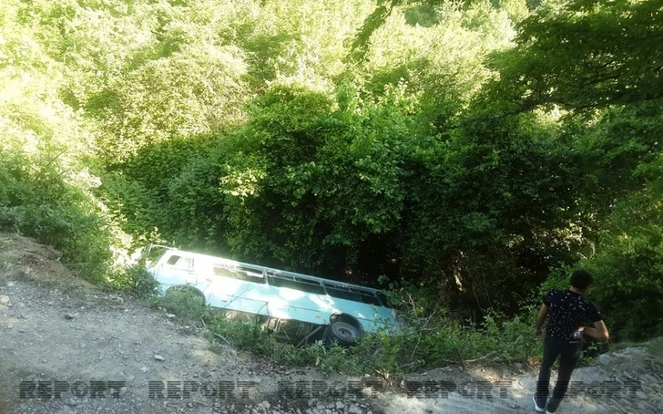 В Шеки автобус с учащимися упал в овраг, есть пострадавшие - ОБНОВЛЕНО/ФОТО