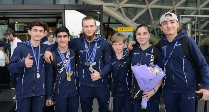 Азербайджанские гимнасты привезли в Баку из Италии медали чемпионата Европы - ФОТО