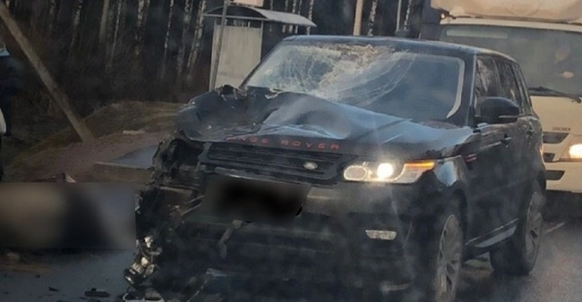 В Баку Land-Rover врезался в грузовик, есть погибший