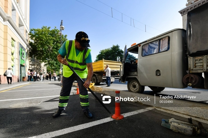 Проводится демонтаж незаконной парковки в центре столицы - ФОТО/ВИДЕО