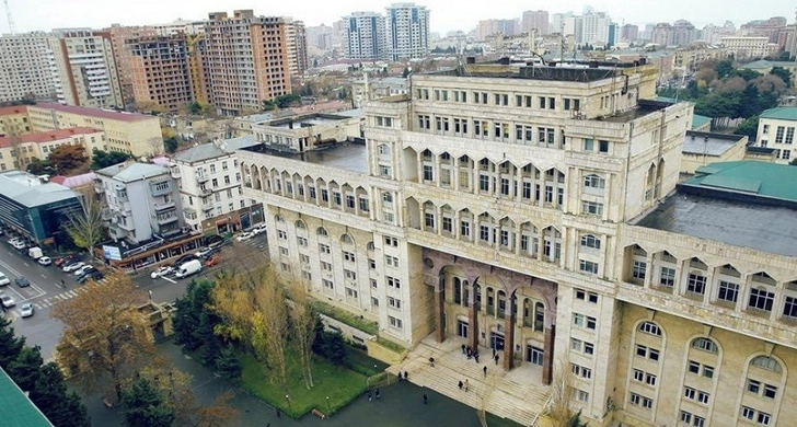 В бакинском университете студентам установили дресс-код? - ФОТО