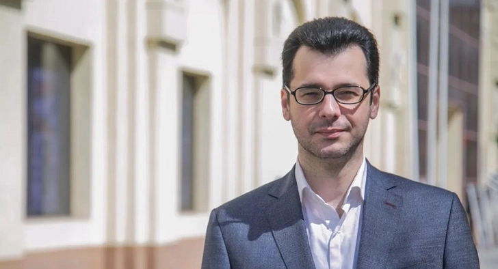 Если текст во время репетиции у тебя падает, надо на него сесть. Воскресное интервью с Олегом Амирбековым