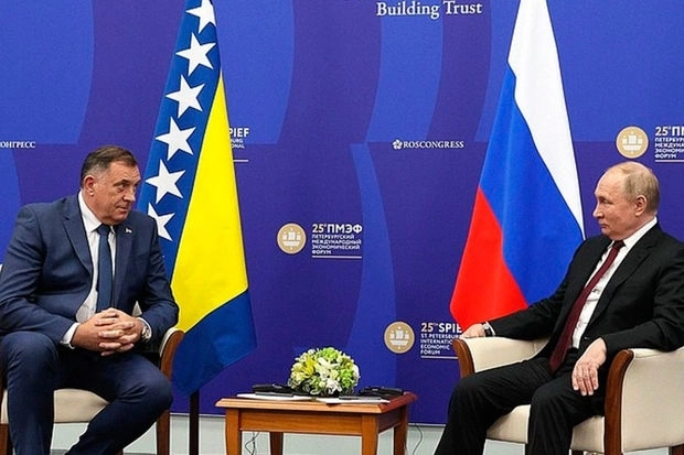 «Тяжелая работа»: синхронный переводчик выругался во время встречи Путина и Додика - ВИДЕО