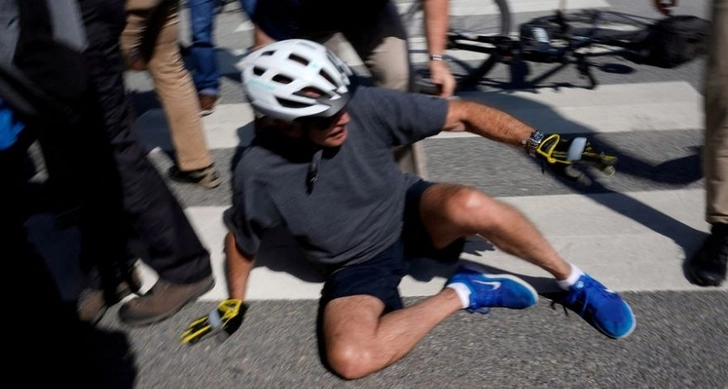 Джо Байден упал с велосипеда в штате Дэлавер - ВИДЕО