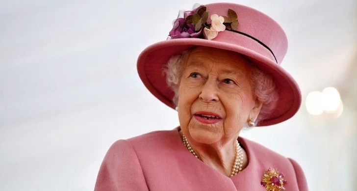 Елизавета II впервые за 70 лет пропустила ежегодные королевские скачки