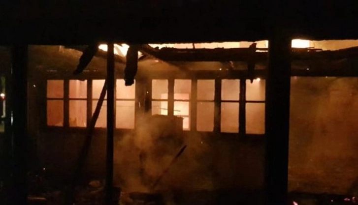 Подробности инцидента в Уджаре: поссорившийся с невесткой мужчина поджег собственный дом