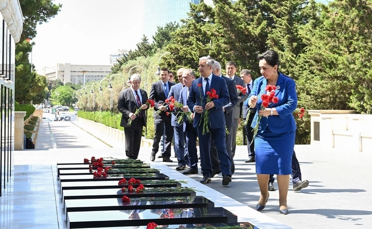 Председатель Сената Верховного Меджлиса Узбекистана посетила Аллею шехидов в Баку - ФОТО