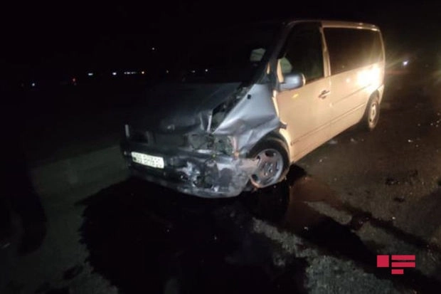 В ДТП с участием микроавтобуса в Баку пострадали трое человек