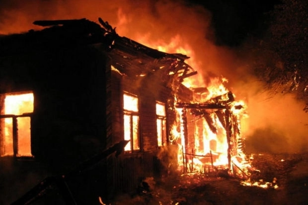 В Гяндже 73-летний мужчина поджег свой дом