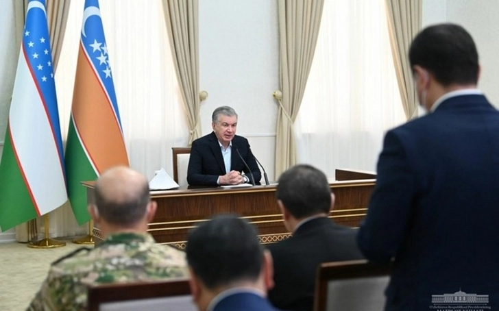 Президент Узбекистана провел в Нукусе совещание и встретился с жителями - ФОТО