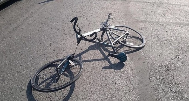 В Шарурском районе автомобиль сбил велосипедиста