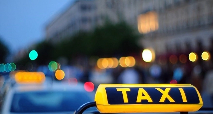В Баку пассажир такси угнал автомобиль, угрожая водителю ножом