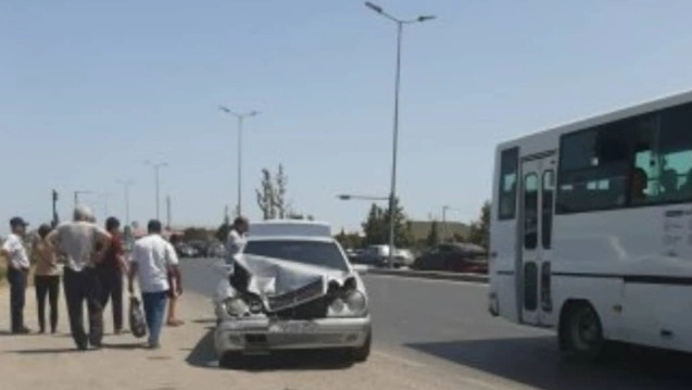 В Баку пассажирский автобус попал в аварию - ФОТО