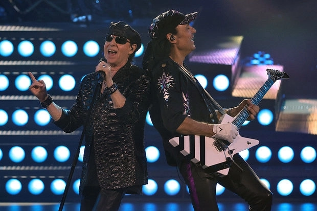 Легендарная группа Scorpions подняла флаг Украины на своем концерте - ВИДЕО