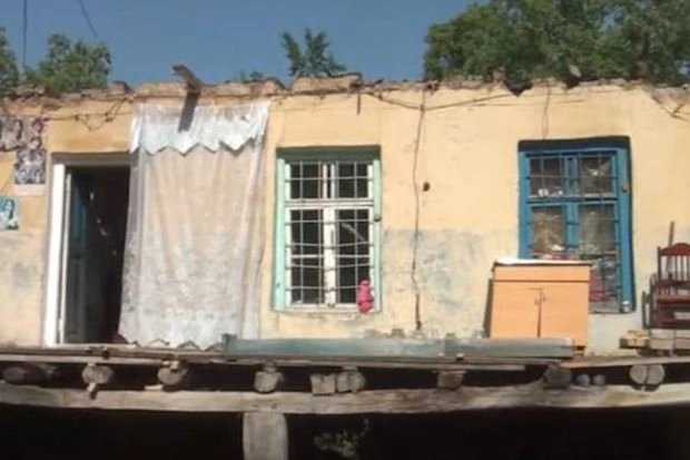 В Огузе сильный ветер привел частный дом в аварийное состояние – ВИДЕО