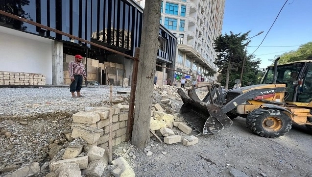 Пресечено незаконное строительство на тротуаре перед ТЦ «Метропарк» - ФОТО