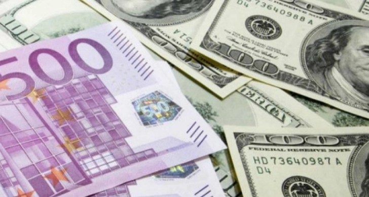 Евро стал дешевле доллара впервые с 2002 года