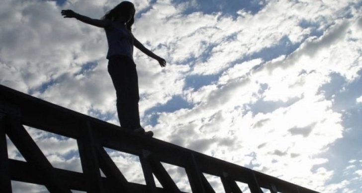 В Хачмазе девочка-подросток бросилась с моста после развода родителей