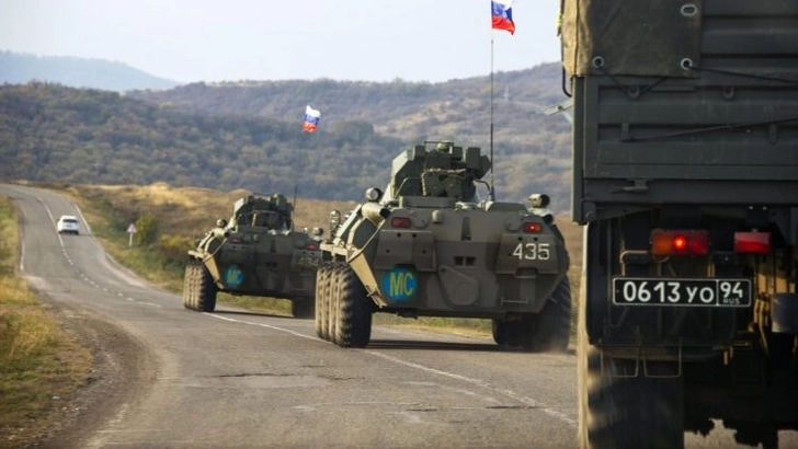 Азербайджанские военные остановили и развернули в обратном направлении колонну миротворцев РФ с оружием - ФОТО