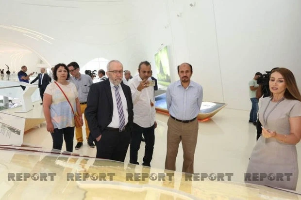 Участники Международного медиафорума посетили Центр Гейдара Алиева - ФОТО
